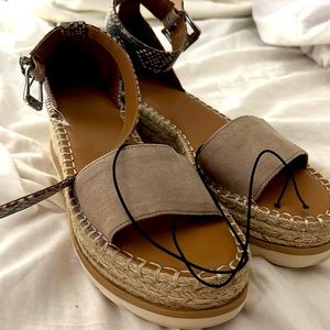 Brand new 8.6 sandal